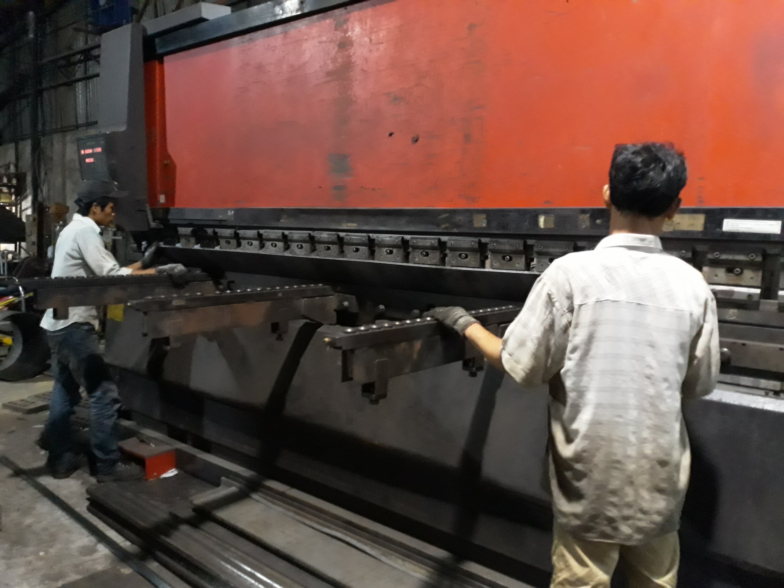 mua máy chấn tôn ở đâu